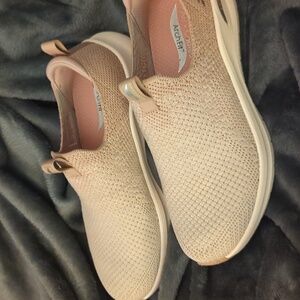 Skechers archfit 100% cruelty-free products constructed with zero animal parts.